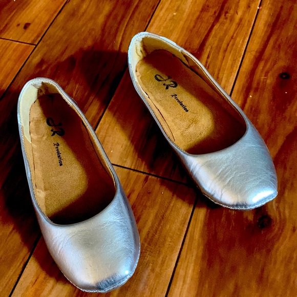 Silver flats size 5 only wore a couple of times. - Picture 1 of 2